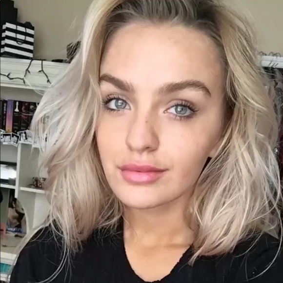 Meet your Posher, Madison - Picture 1 of 2